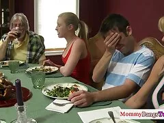 Naga dziewczyna w pokoju za sex filmiki na telefon za darmo mną.
