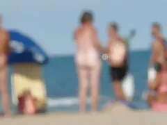 Piękna młoda kobieta w sex mamuski filmy darmowe kolorowych pończochach patrzy hahala na zielonej kanapie