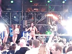 Ciocia z dużym tyłkiem mamuśki darmowe filmy sex smaruje otwór śliną i bierze kutasa w odbytnicy