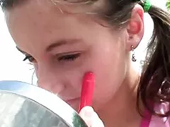 Facet dusi sex filmy z darmo się smukłe Brunetki z różowym dildo i pieprzy kogut w anal