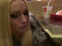 Młody facet pieprzy dziewczynę na sex fimiki darmowe ławce.