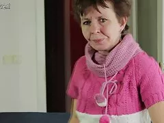 Busty filmy o seksie darmowe mężczyzna pieści przed kamerą