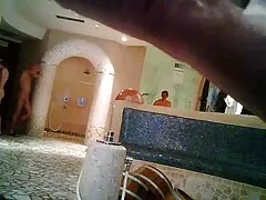 Żona daje głębokie gardło mężowi w darmowe filmy seks grupowy salonie mieszkania