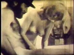 Brunetka darmowe porno z dziewicami złapała w dupę członków.